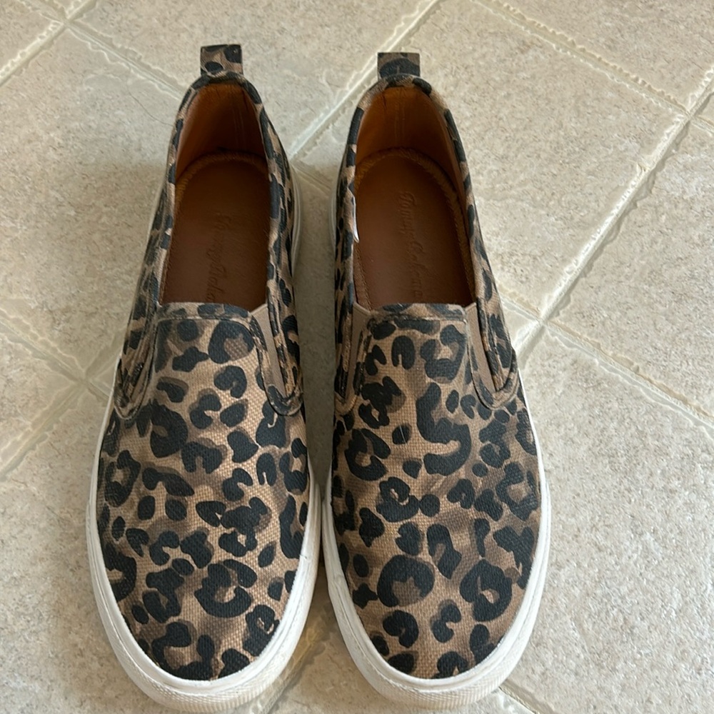 Tommy Bahama size 7.5 slip-on sneakers